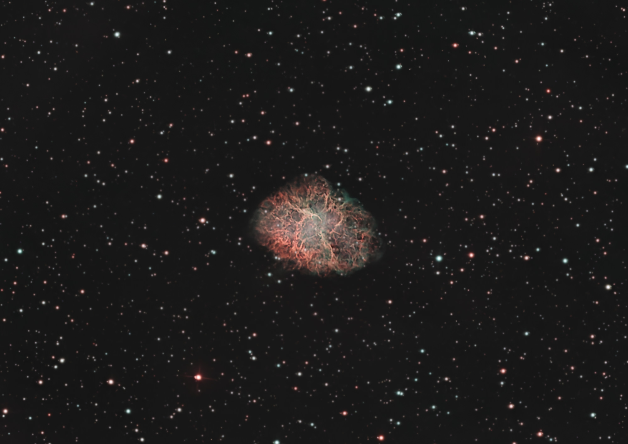 Der Krebsnebel M1 im Sternbild Stier ist der Überrest der im Jahr 1054 beobachteten Supernova. Er befindet sich im Perseus-Arm der Milchstraße und ist etwa 6200 Lichtjahre von der Erde entfernt.